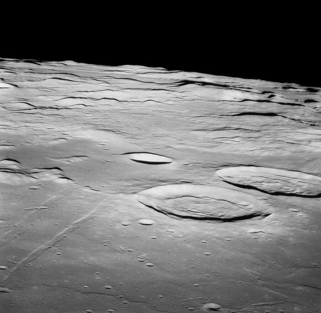 Sabine y Ritter (L38 del Lunar 100) fotografiado desde la órbita lunar