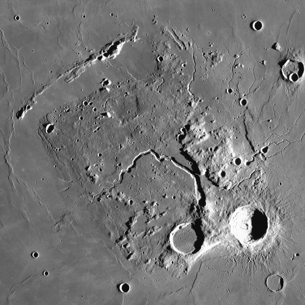 Meseta de Aristarco (L22 del Lunar 100) fotografiado desde la órbita lunar