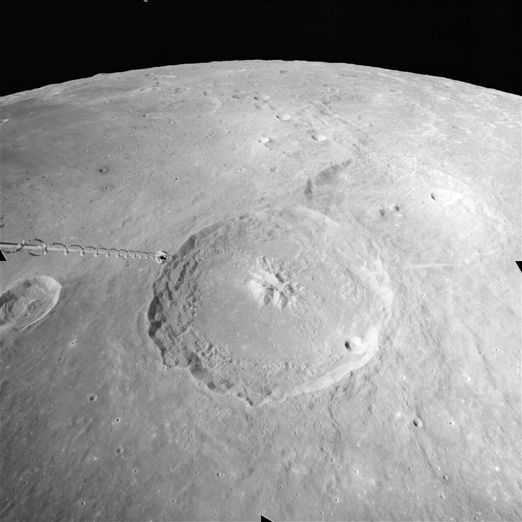 Teófilo, Cirilo y Catalina (L8 del Lunar 100) fotografiado desde la órbita lunar