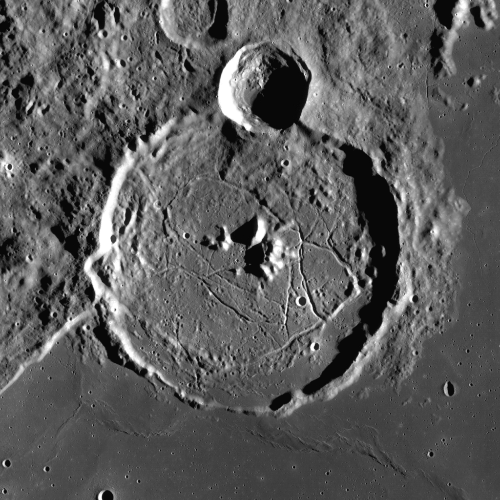Gassendi (L13 del Lunar 100) fotografiado desde la órbita lunar