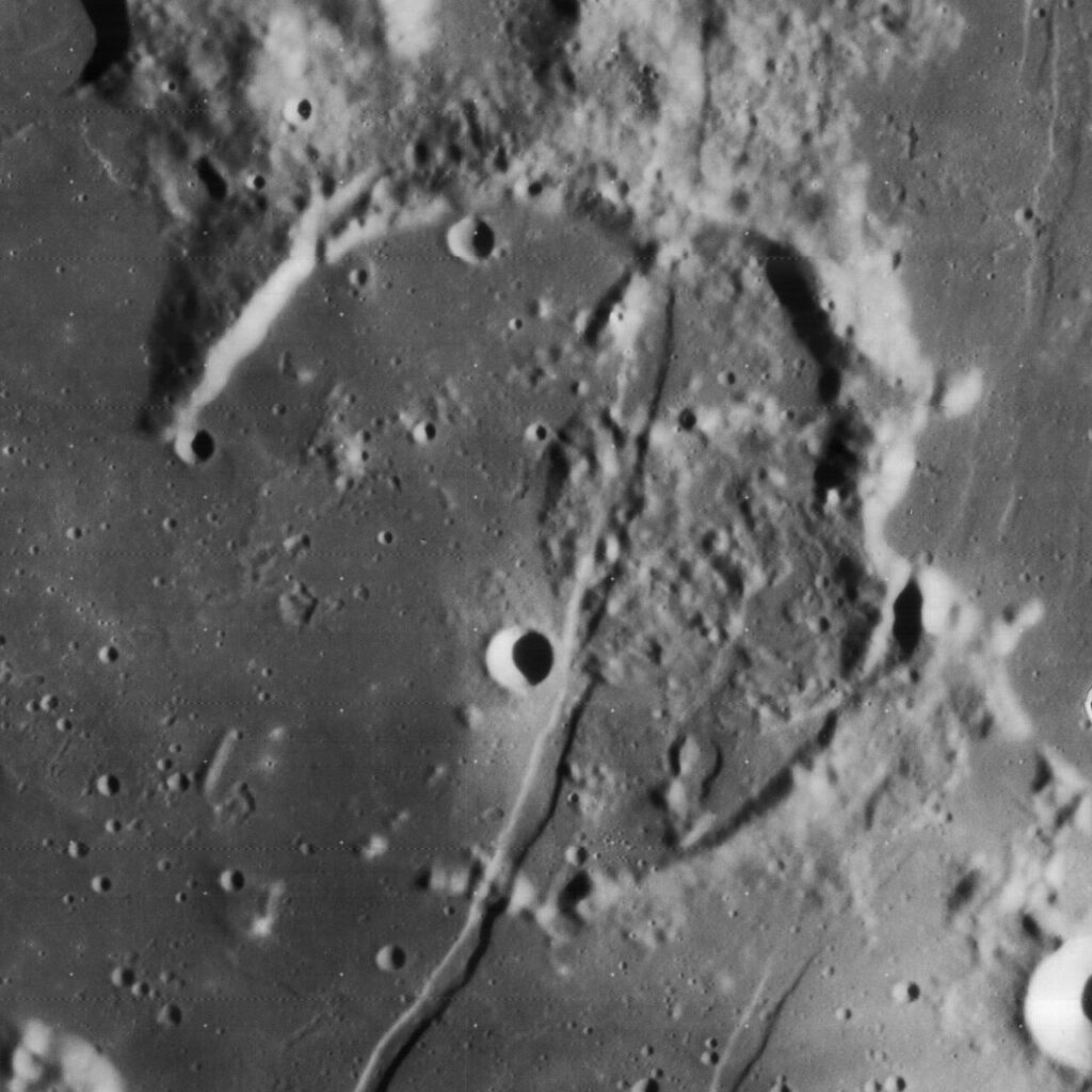 Rimas de Hipalo (L54 del Lunar 100) fotografiado desde la órbita lunar