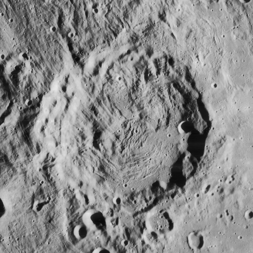 Valle de Inghirami (L97 del Lunar 100) fotografiado desde la órbita lunar