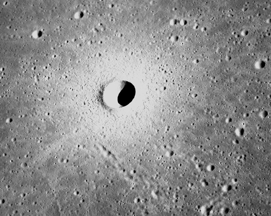 Linneo (L82 del Lunar 100) fotografiado desde la órbita lunar