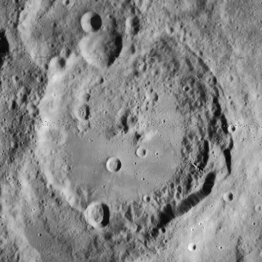 Maurolico (L45 del Lunar 100) fotografiado desde la órbita lunar