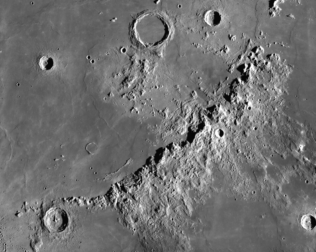 Montes Apeninos (L4 del Lunar 100) fotografiado desde la órbita lunar