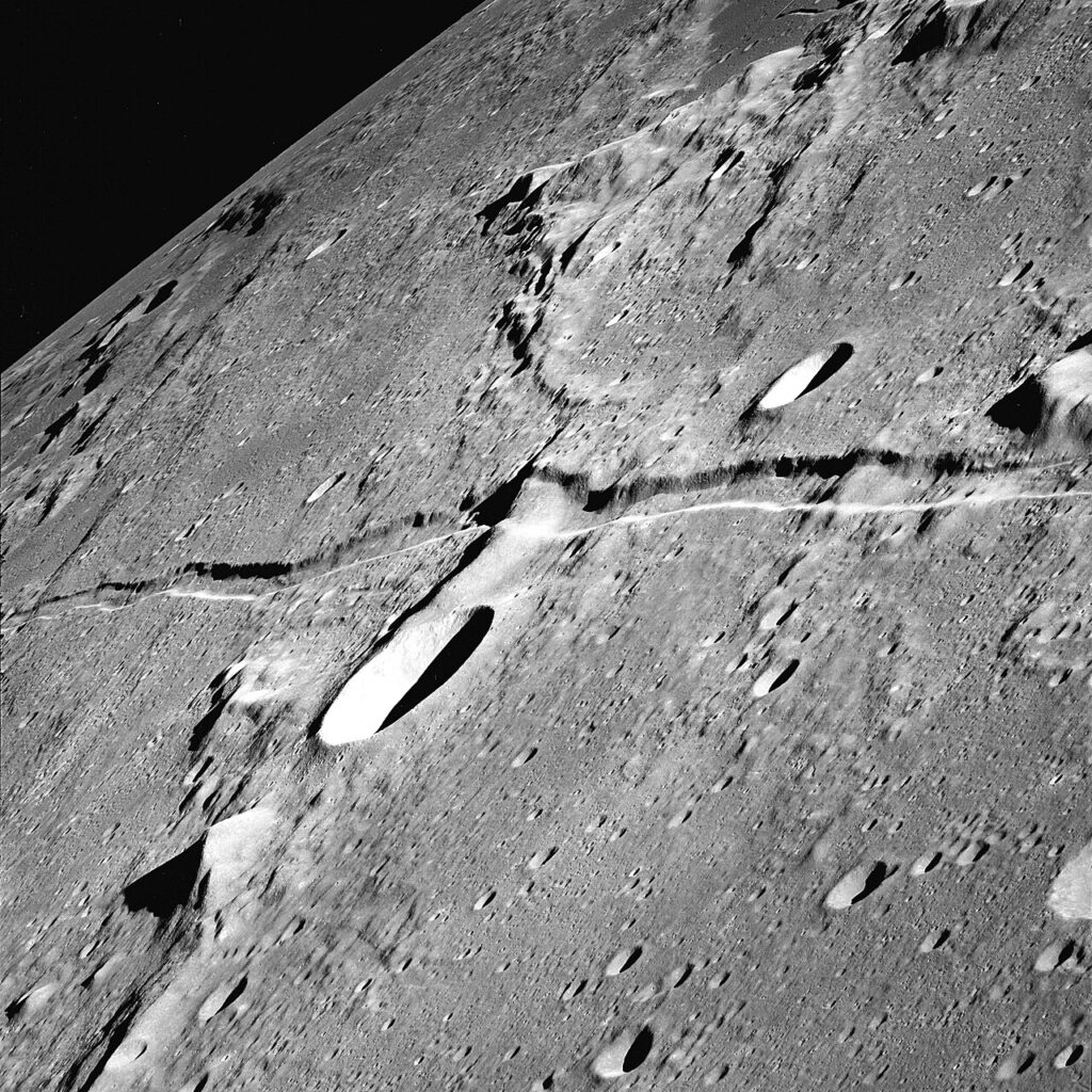 Rima Ariadaeus (L29 del Lunar 100) fotografiado desde la órbita lunar