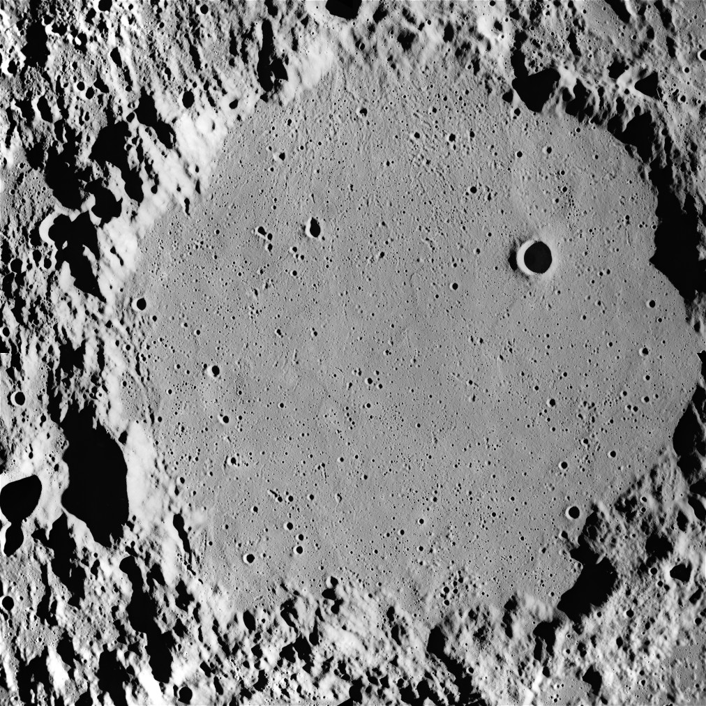 Ptolomeo B (L75 del Lunar 100) fotografiado desde la órbita lunar