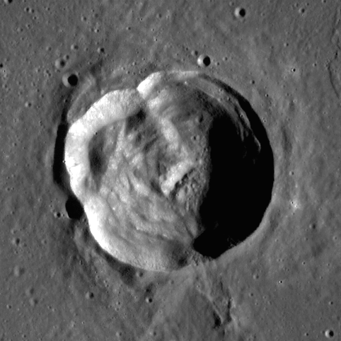 Arago Alfa y Beta (L32 del Lunar 100) fotografiado desde la órbita lunar