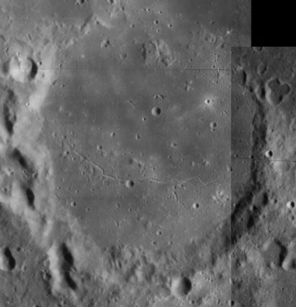 Fracastorio (L21 del Lunar 100) fotografiado desde la órbita lunar