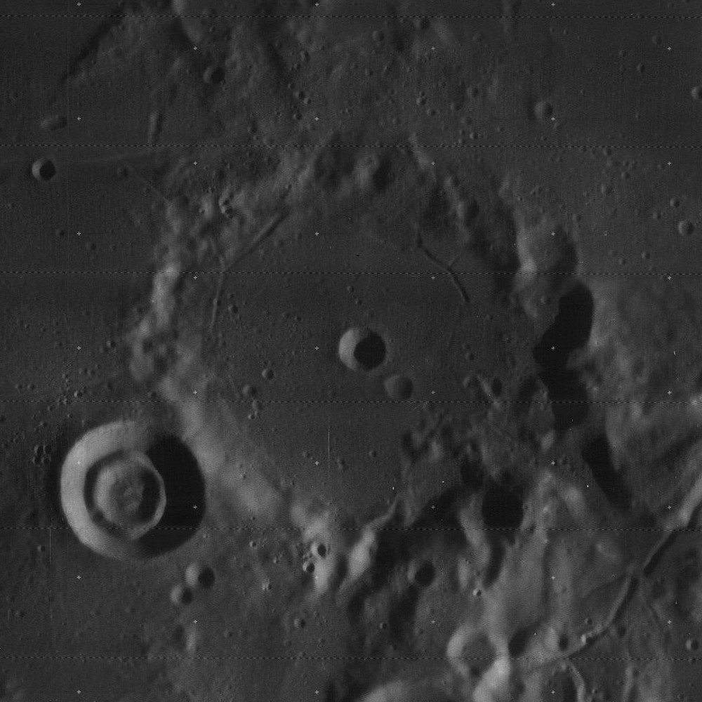 Hesíodo A (L81 del Lunar 100) fotografiado desde la órbita lunar