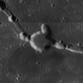 Rima Hyginus (L24 del Lunar 100) fotografiado desde la órbita lunar
