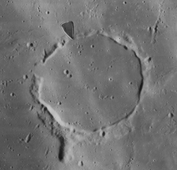 Kies Pi (L60 del Lunar 100) fotografiado desde la órbita lunar