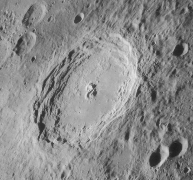 Rayos de Langreno (L85 del Lunar 100) fotografiado desde la órbita lunar