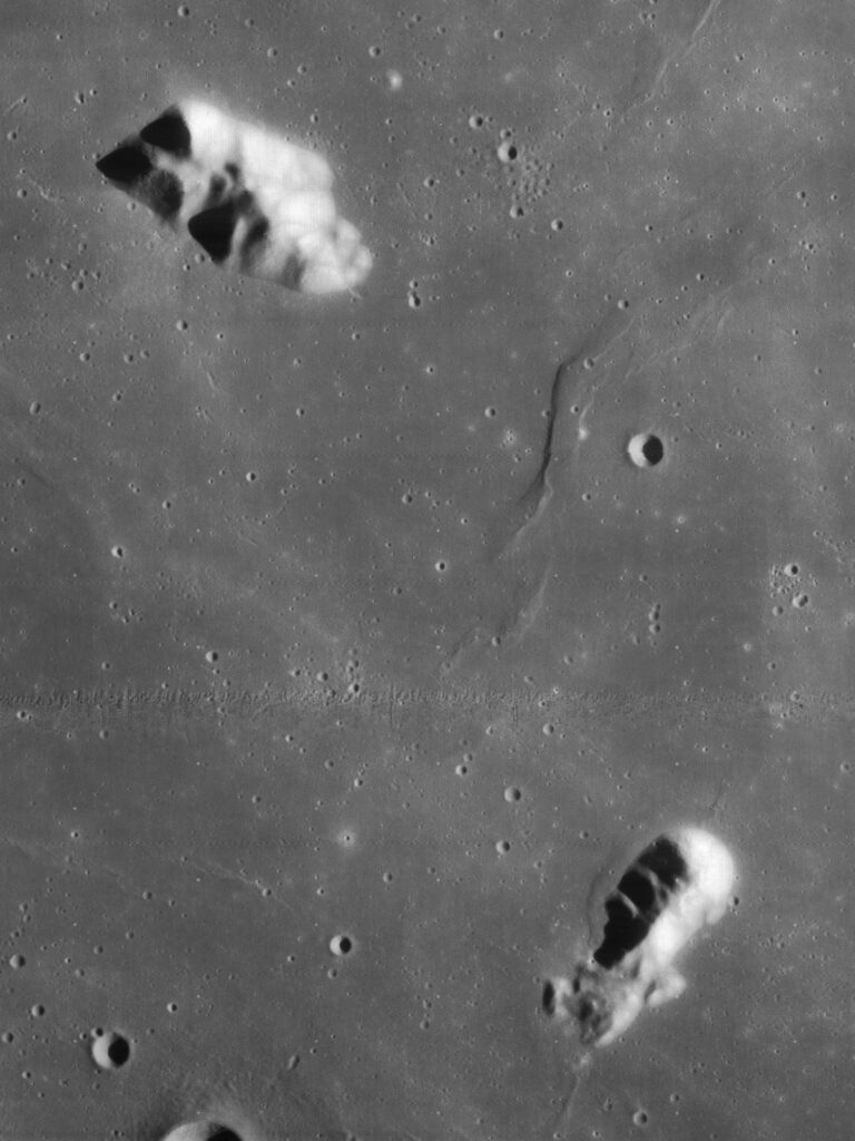 Pico (L23 del Lunar 100) fotografiado desde la órbita lunar