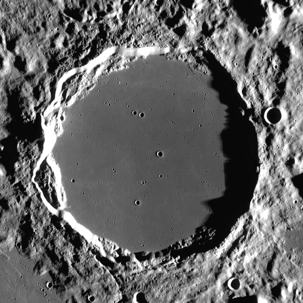Cráteres de Platón (L83 del Lunar 100) fotografiado desde la órbita lunar