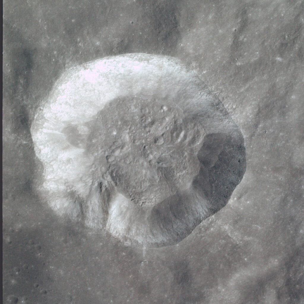 Proclo (L12 del Lunar 100) fotografiado desde la órbita lunar