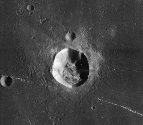 Cráteres secundarios de Copérnico (L69 del Lunar 100) fotografiado desde la órbita lunar