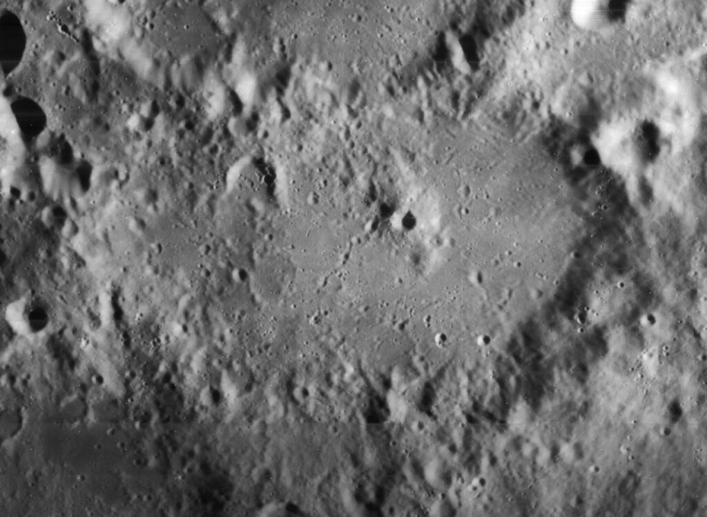 Pico central de Regiomontano (L46 del Lunar 100) fotografiado desde la órbita lunar