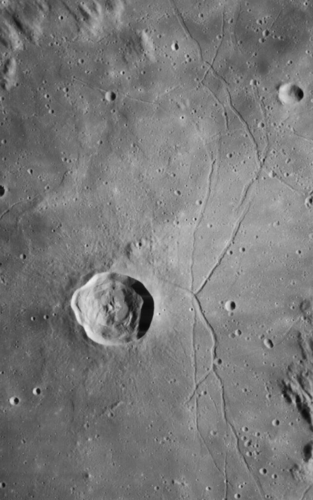 Rimas de Triesnecker (L35 del Lunar 100) fotografiado desde la órbita lunar