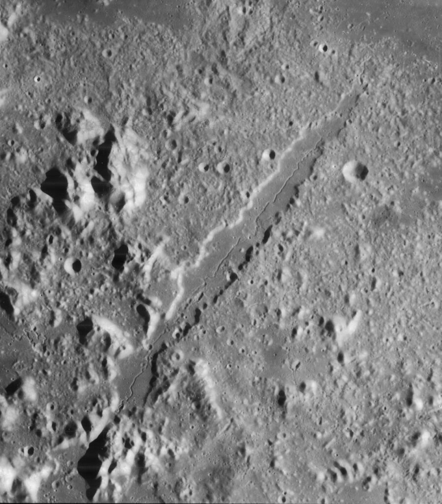 Valle de los Alpes (L19 del Lunar 100) fotografiado desde la órbita lunar